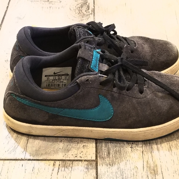 Boys Nike Karston 1 shoes in sz 2 - Picture 2 of 6